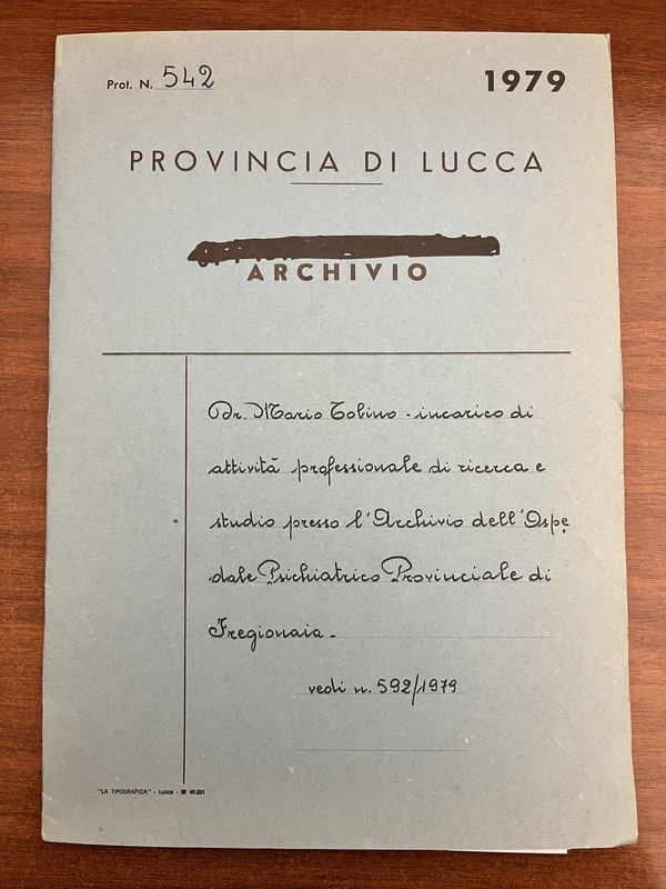 Fascicolo cartaceo recante l'oggetto manoscritto: "Dr. Mario Tobino - incarico di attività professionale di ricerca studio presso l'Archivio dell'Ospedale Psichiatrico Provinciale di Fregionaia."