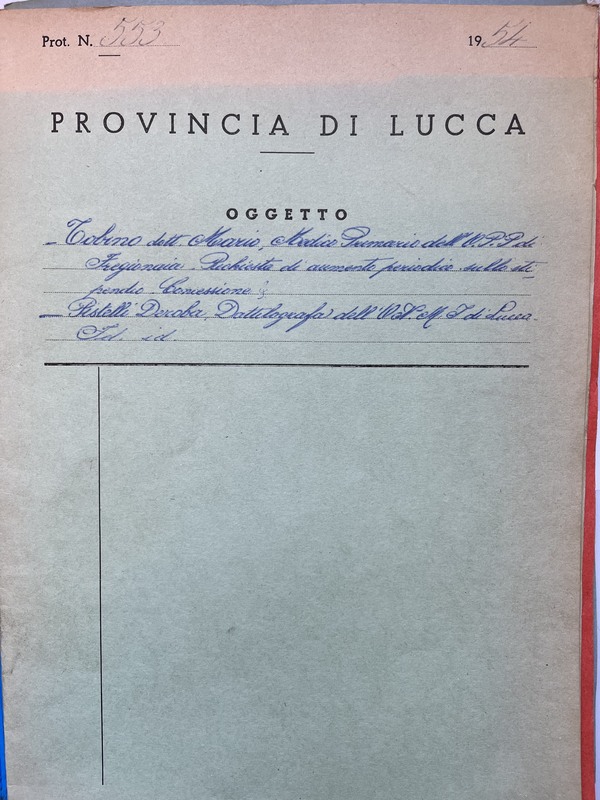 Fascicolo cartaceo recante l'oggetto manoscritto: "Tobino dott. Mario, Medico Primario dell'O.P.P. di Fregionaia. Richiesta di aumento periodico sullo stipendio. Concessioni. Pistelli Debora. Dattilografa dell'O.M.N.I di Lucca"